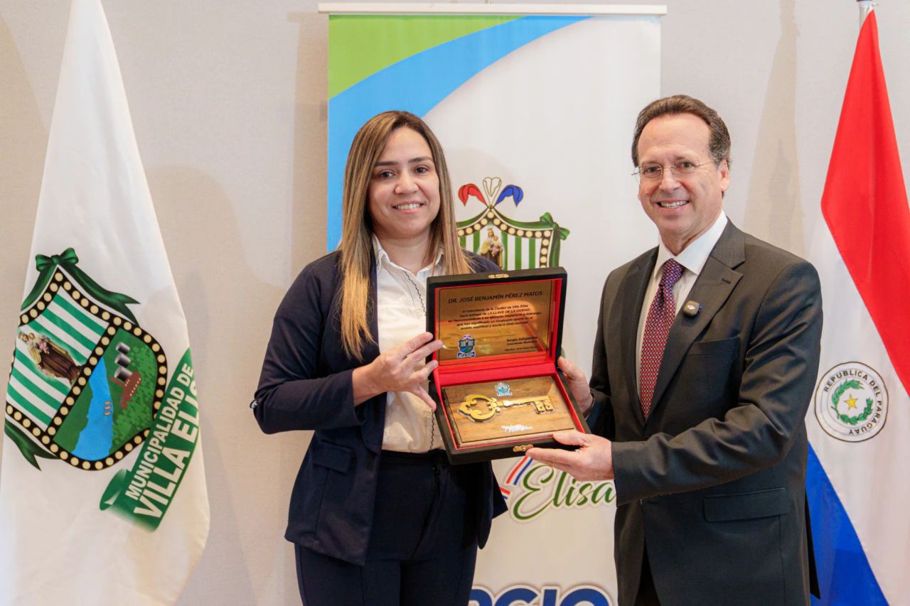 La Municipalidad de Villa Elisa entrega la Llave de la Ciudad al Dr. José Benjamín Pérez Matos